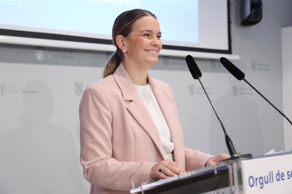 Archivo - La presidenta del Govern balear, Marga Prohens, en una rueda de prensa.