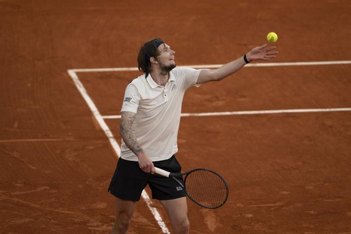 Archivo - 04 June 2025, France, Paris: Russian-Kazakhstani tennis player Alexander Bublik in action against Italy's Jannik Sinner during their Men's Singles quarter final tennis match of the French Open tennis tournament (Roland-Garros). Photo: Jon Buckle