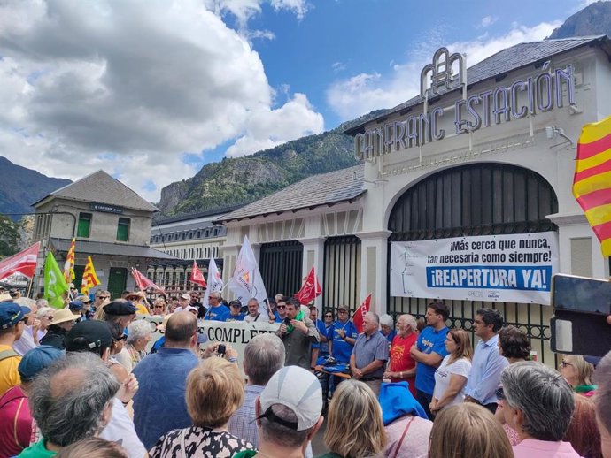 Aspecto de la concentración de CREFCO y CRELOC por la reapertura del paso ferroviario internacional de Canfranc.