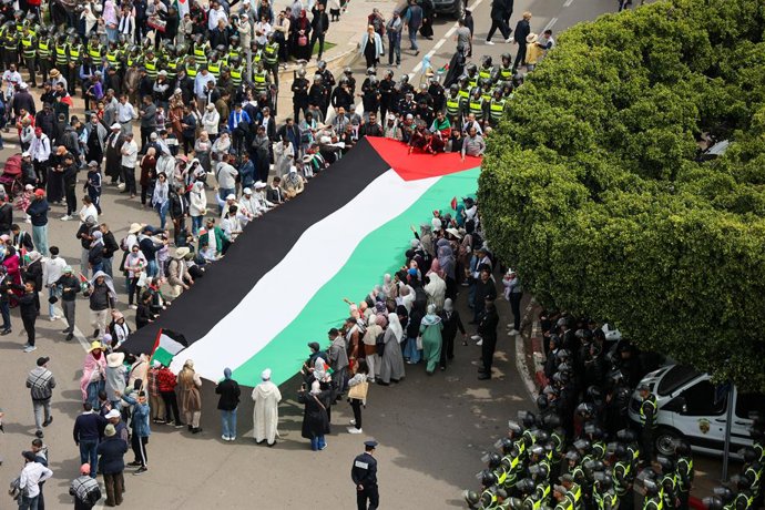 Archivo - RABAT, April 7, 2025  -- A Palestine flag is displayed at a rally to support Palestinians in Rabat, Morocco, April 6, 2024.
