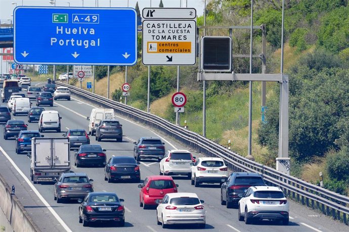 Archivo - Vehículos circulan en la salida de Sevilla hacia la costa
