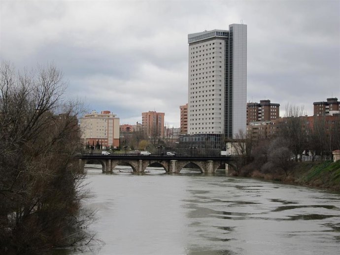 Archivo - El río Pisuerga, el Puente Mayor y el edificio Duque de Lerma al fondo