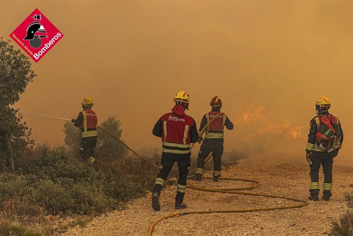 Efectivos en el incendio forestal de Ibi