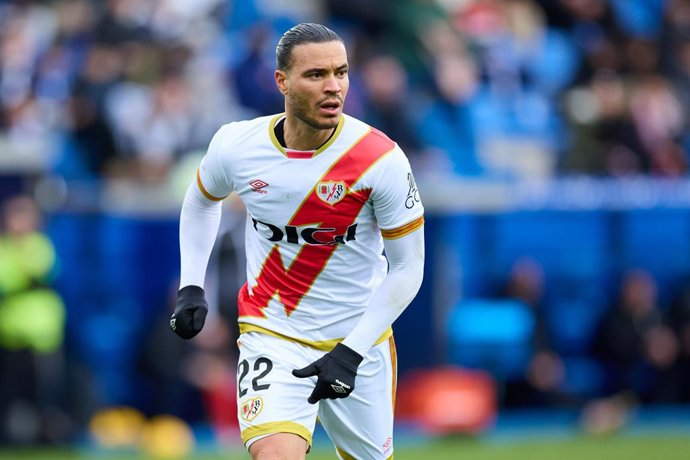 Archivo - Raul de Tomas of Rayo Vallecano looks on during the LaLiga EA Sports match between Deportivo Alaves and Rayo Vallecano at Mendizorrotza on March 10, 2024, in Vitoria, Spain.