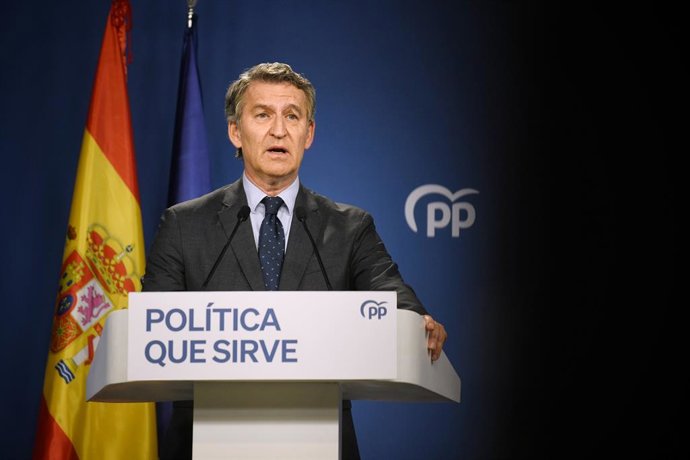 Archivo - El presidente del Partido Popular, Alberto Núñez Feijóo, durante una rueda de prensa, en la sede del PP en Génova, a 12 de junio de 2025, en Madrid (España). Durante su comparecencia, Feijóo ha pedido a Sánchez que dimita y convoque elecciones d