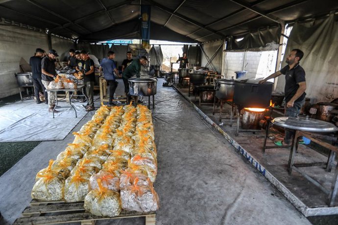 Archivo - 02 May 2024, Palestinian Territories, Rafah: Palestinian workers prepare meals in the World central Kitchen (WCK). WCK has stopped working since the Israeli warplanes attacked its workers as they were leaving the kitchen, in the western Deir al-