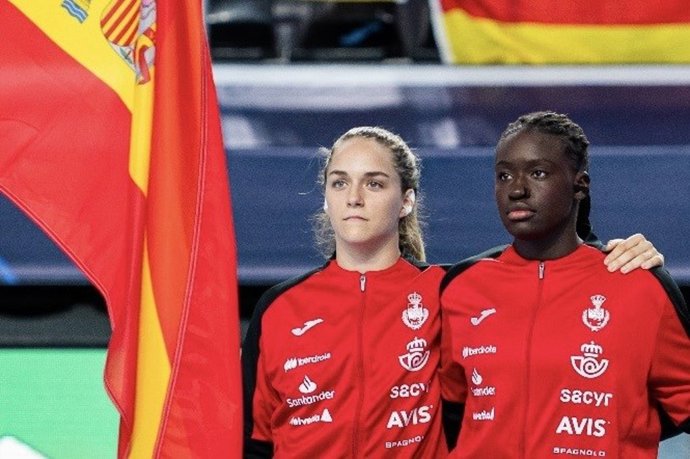 La selección española femenina de balonmano, antes de la final del Campeonato de Europa júnior.