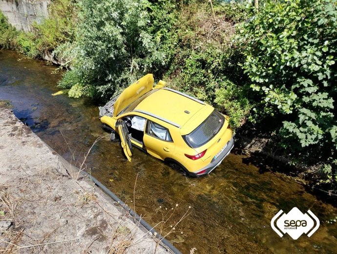 Vehículo que se precipitó al río Cortina.