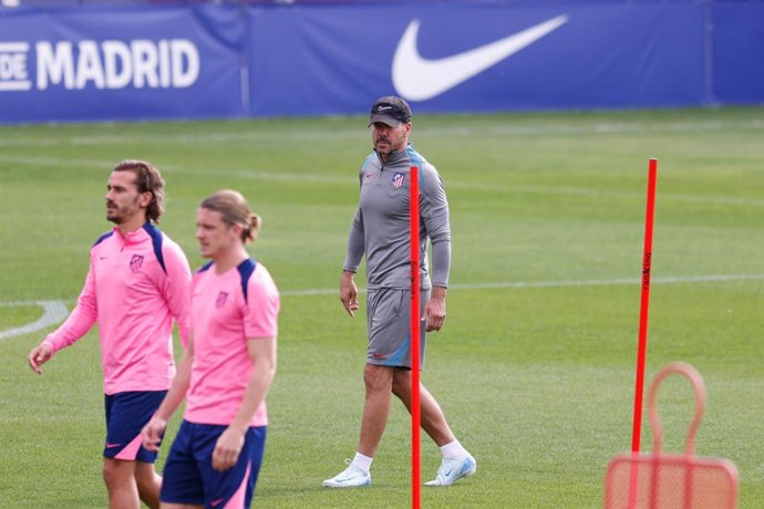 Archivo - Diego Pablo Simeone, head coach of Atletico de Madrid, looks on during the training day of Atletico de Madrid ahead of the UEFA Champions League, football match against RB Leipzig, at Ciudad Deportiva Wanda Atletico de Madrid on September 18, 20