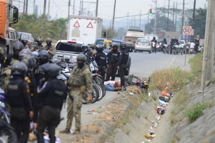 Archivo - Efectivos policiales ante una prisión de máxima seguridad en Guayaquil, Ecuador