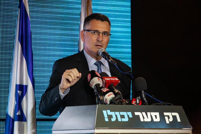 Archivo - HAIFA, 19 de dezembro de 2019 O membro sênior do Likud, Gideon Saar, fala com seus apoiadores durante um evento de campanha para a liderança do partido Likud em Haifa, em 18 de dezembro de 2019. (JINI via Xinhua)