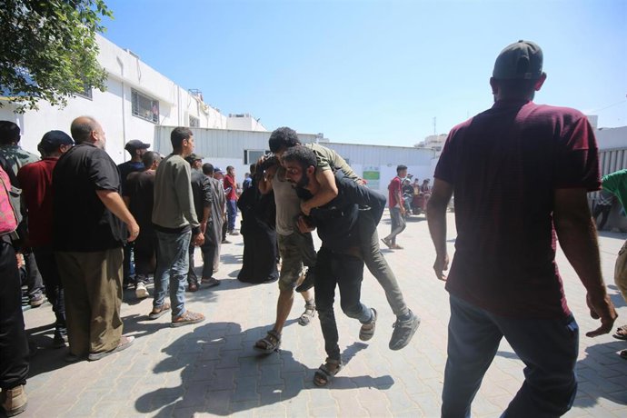 Palestinos trasladan a heridos al Hospital Al Shifa  de ciudad de Gaza ante los ataques del Ejército israelí