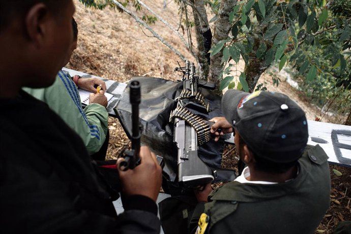 Archivo - Paramilitares colombianos hacen registro de armas 