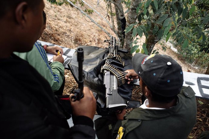 Archivo - March 2, 2017 - Anori, Antioquia, Colombia - A guerrillero from the Frente 36 of the FARC is saving the serial number of a machine gun. This weapon will be given to the United nations, melted, and a monument in Bogota will be build for the end o