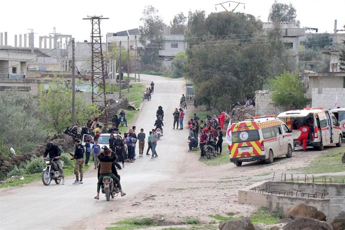 Archivo - Ambulancias a la entrada del municipio de  Koayiah en Daraa, Siria, tras un ataque israelí