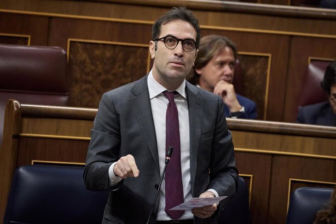 Archivo - El ministro de Economía, Carlos Cuerpo, interviene durante una sesión de control al Gobierno, en el Congreso de los Diputados, a 18 de junio de 2025, en Madrid (España). Sánchez participa en la sesión de control al Gobierno de hoy para responder