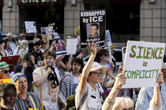 17 de julho de 2025, Nova York, Nova York, EUA: As pessoas se reuniram em Lower Manhattan, Nova York, em 17 de julho de 2025, como parte de um dia nacional de ação contra as deportações em massa do governo Trump. Os ativistas marcharam pelas ruas segurand
