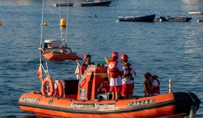 Imagen de archivo de la embarcación de salvamento 'Pandora', con tripulación de Cruz Roja Española