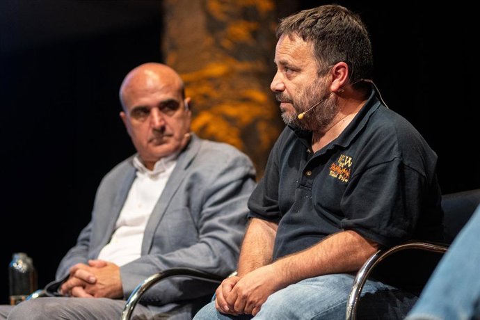 Archivo - El jefe del área del Grupo de Actuación Forestal de la Generalitat de Catalunya, Marc Castellnou (d), durante una jornada sobre incendios forestales y cambio climático, a 16 de mayo de 2024, en Barcelona, Catalunya (España). 