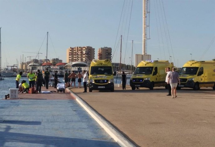 Un niño de 9 años y una mujer, heridos graves por la hélice de una embarcación cuando se bañaban en La Manga