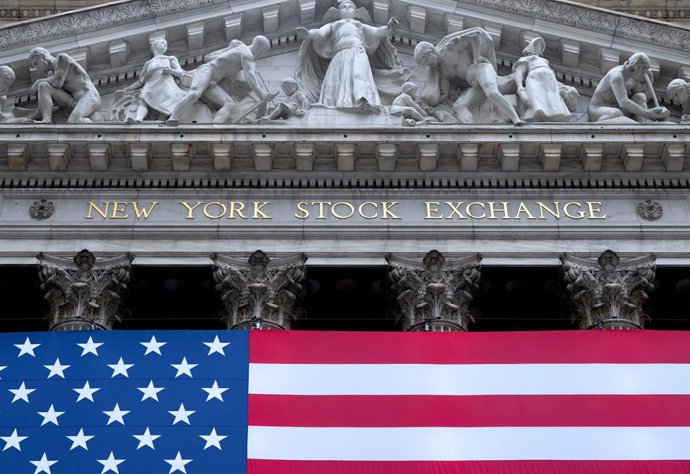 07 July 2025, US, New York: A US flag hangs on the facade of the New York Stock Exchange on Wall Street in Manhattan's financial district. Photo: Sven Hoppe/dpa