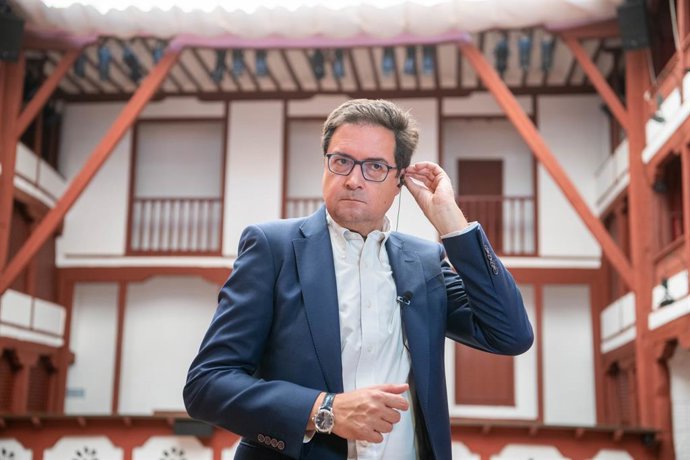 O Ministro da Transformação Digital e da Função Pública, Óscar López, durante sua visita ao Corral de Comedias, em 10 de julho de 2025, em Almagro, Ciudad Real, Castilla-La Mancha (Espanha).  O Corral é o local da 48ª edição do Festival I