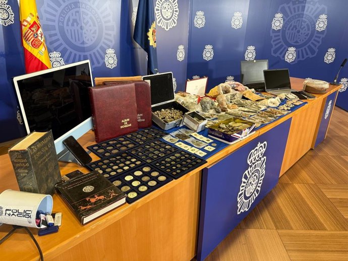 Imagen de algunas de las piezas intervenidas y del dinero decomisado