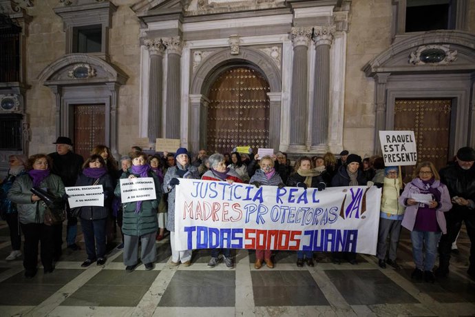 Archivo - Arquivo - Um grupo de pessoas participa do comício em favor de Juana Rivas. Em 14 de janeiro de 2024, em Granada (Andaluzia, Espanha). A Plataforma contra a Violência de Gênero de Granada 25 de Noviembre e a Plataforma 8 de Marzo se reuniram em 