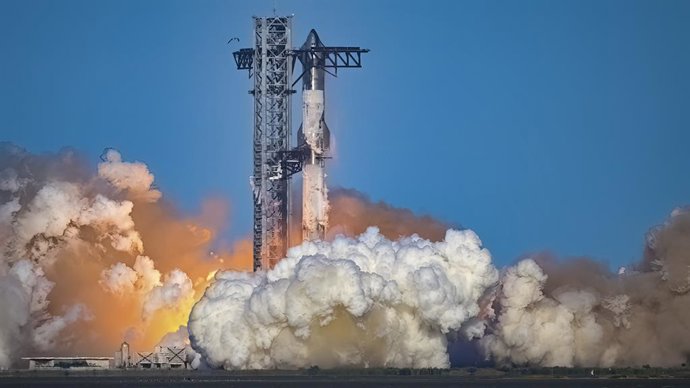 Archivo - Arquivo - 19 de novembro de 2024, EUA, Brownsville: Um foguete SpaceX Starship é lançado da Base Estelar, Boca Chica. A tentativa de capturar o booster Super Heavy do primeiro estágio foi abortada. A SpaceX lançou o Starship, o foguete mais pote