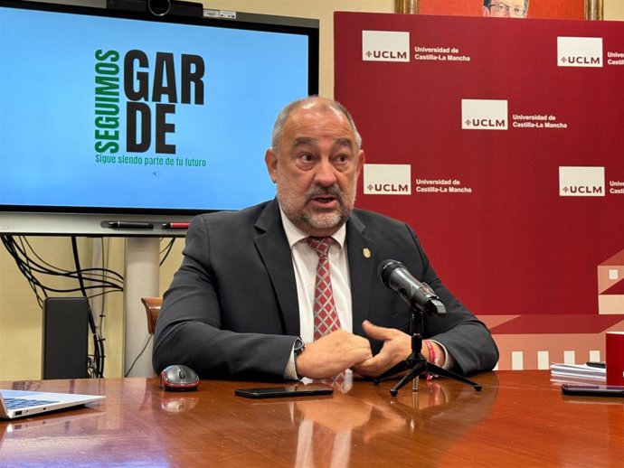 Archivo - El rector de la UCLM, Julián Garde, en una foto de archivo.