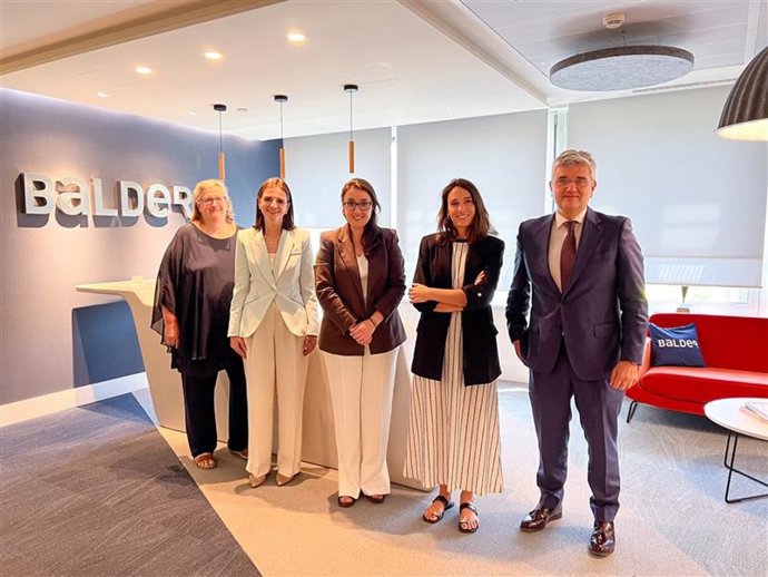 Patricia Koch, Inmaculada de la Haza, socias de Balder; Miriam Martínez, directora Calidad de UNIE Universidad; Tania Verdugo, vicedecana de Ciencias Jurídicas y Relaciones Institucionales de UNIE Universidad, y Óscar García, socio de Balder.