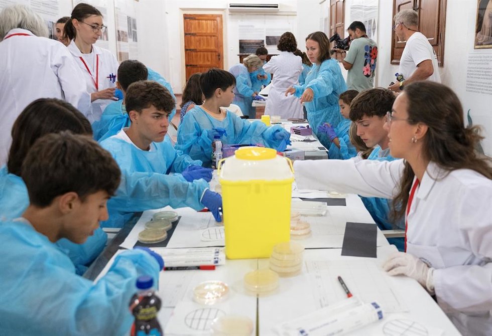 Un grupo de vecinos de la localidad de Alfara del Patriarca (Valencia) ha participado este mes de julio en el proyecto de ciencia ciudadana 'Pueblos con-Ciencia' de la Universidad CEU Cardenal Herrera (CEU UCH).