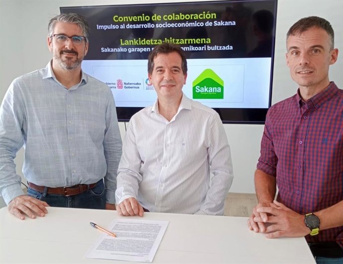 Rubén Auza, el consejero Mikel Irujo y Aitor Larraza, en la presentación del convenio.