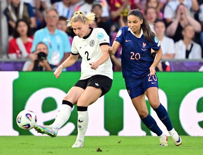 19 July 2025, Switzerland, Basel: Germany's Sarai Linder (L) and France's Delphine Cascarino battle for the ball during the UEFA Women's Euro 2025 quarter-final soccer match between France and Germany at St. Jakob-Park. Photo: Sebastian Christoph Gollnow/