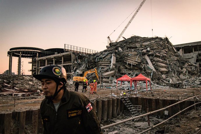 Archivo - Arquivo - 28 de março de 2025, Tailândia, Bangkok: Equipes de resgate procuram sobreviventes em um prédio que desabou após um terremoto. Um terremoto de magnitude 7,7 atingiu Mianmar, com tremores sentidos na vizinha Tailândia. Foto: Wissarut We