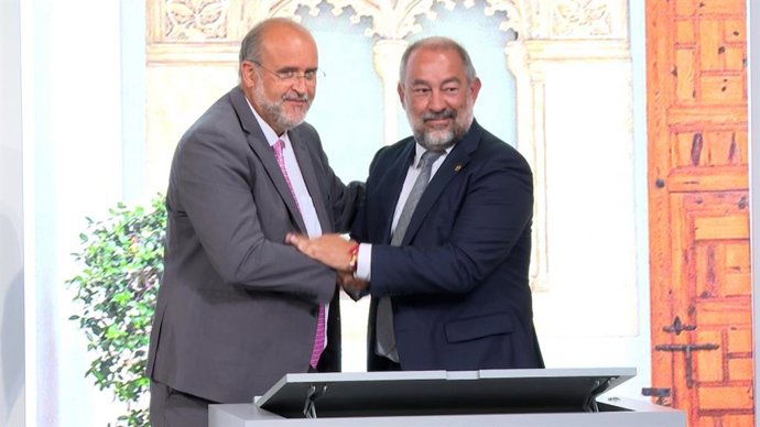 El vicepresidente primero del Gobierno de C-LM, José Luis Martínez Guijarro, y el rector de la UCLM, Julián Garde.