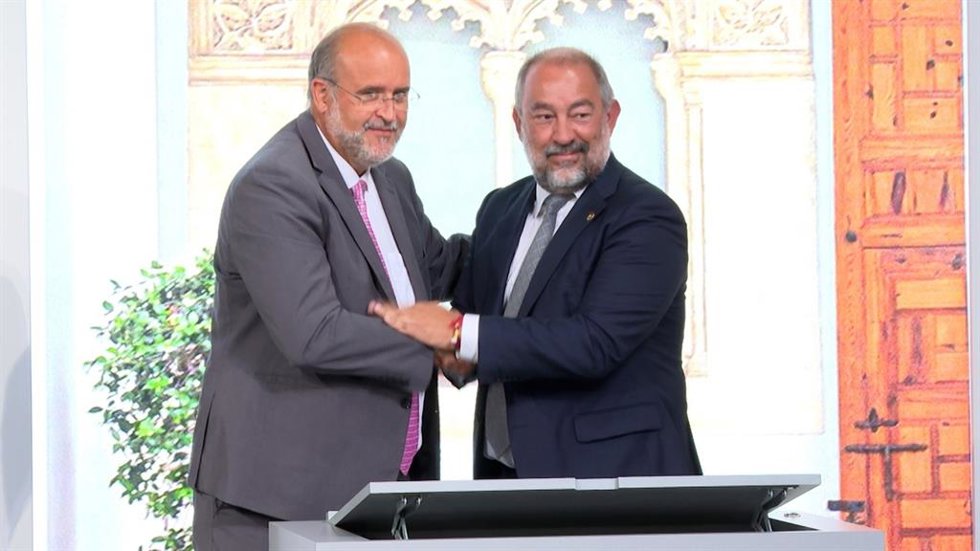 El vicepresidente primero del Gobierno de C-LM, José Luis Martínez Guijarro, y el rector de la UCLM, Julián Garde.
