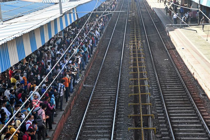 Archivo - February 1, 2022, Mumbai, Maharashtra, India: Commuters are seen on the platform waiting for the local train during rush hour in Mumbai..Mumbai local trains are the lifeline of the city and it needs revival, there was no mention of the Maharasht