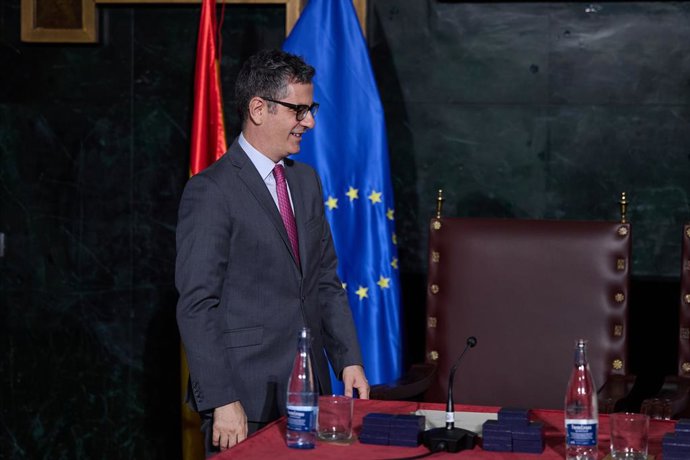 O Ministro da Presidência, Justiça e Relações com os Tribunais, Félix Bolaños, participa da entrega de certificados de admissão à promoção 2025 de novos registradores, na sede do Colégio Oficial de Médicos de Madri (ICOMEM), em 18 de julho.