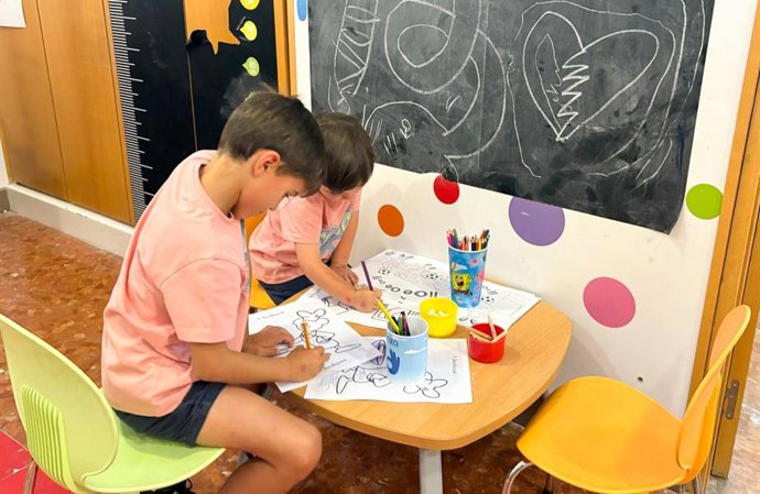 Pacientes pediátricos dibujan en la sala de espera de consultas.