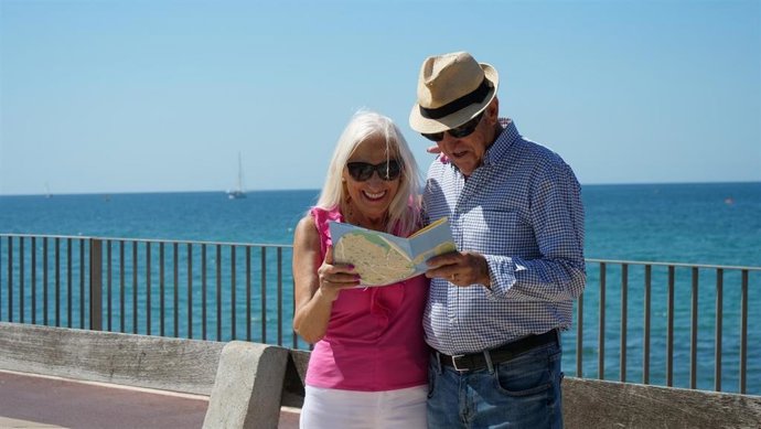 Archivo - Personas mayores de viaje.