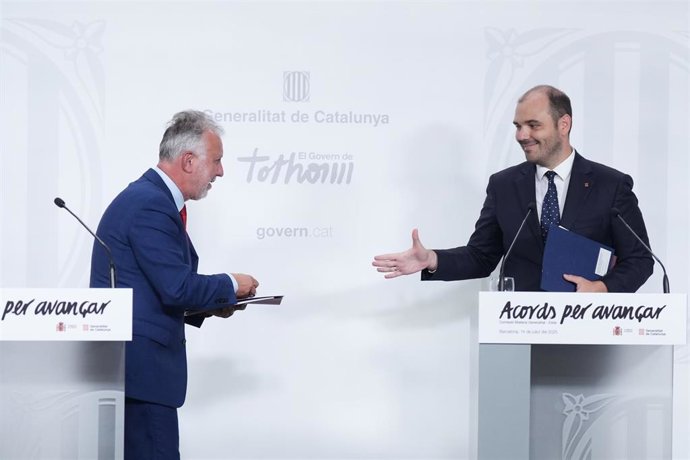 El Consejero de la Presidencia Albert Dalmau Miranda (d), y el ministro de Política Territorial y Memoria Democrática de España, Ángel Víctor Torres (i), ofrecen declaraciones en una rueda de prensa.