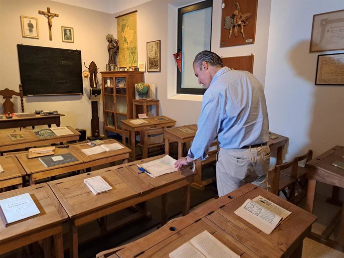 El conseller de Educación, Antoni Vera, en el museo de la educación