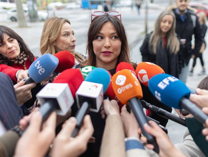 Archivo - La actriz Elisa Mouliaá ofrece declaraciones a los medios a su llegada a los Juzgados de Plaza de Castilla para entregar su teléfono móvil a fin de que la Policía Nacional pueda analizar las conversaciones que mantuvieron, a 11 de abril de 2025,