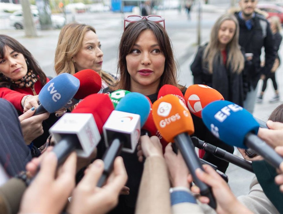 Archivo - La actriz Elisa Mouliaá ofrece declaraciones a los medios a su llegada a los Juzgados de Plaza de Castilla para entregar su teléfono móvil a fin de que la Policía Nacional pueda analizar las conversaciones que mantuvieron, a 11 de abril de 202