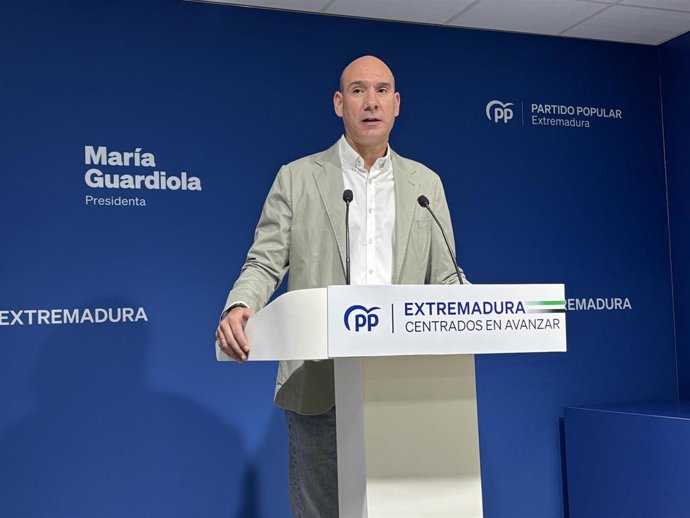El portavoz del PP de Extremadura, José Ángel Sánchez Juliá, en rueda de prensa