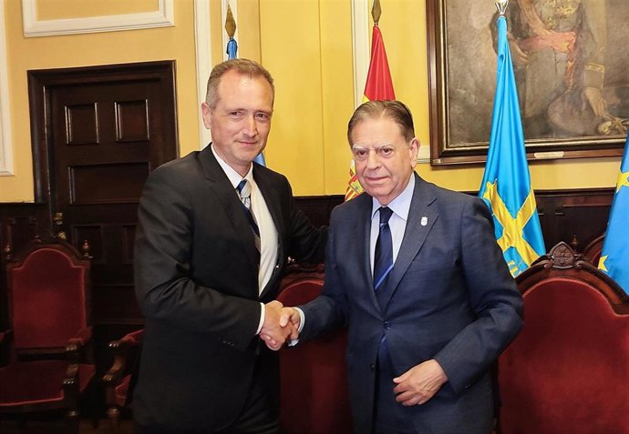 El alcalde de Oviedo, Alfredo Canteli (PP) y el director de la Agencia de Ciencia, Competitividad Empresarial e Innovación del Principado (Sekuens), David González.