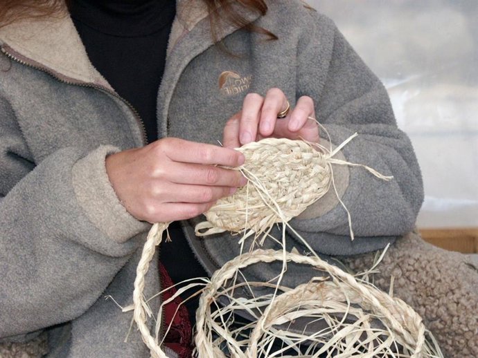 Los objetos que se pondrán a la venta en el mercado no están fabricados en serie, son piezas únicas hechas por personas que conocen su oficio.