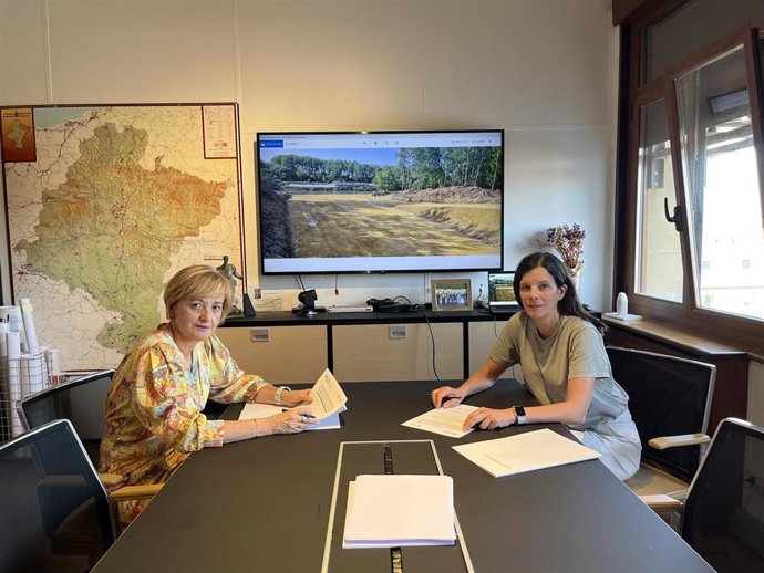 De izquierda a derecha, la alcaldesa de Marcilla, Esther Villanueva, y la directora general de Transporte y Movilidad Sostenible, Berta Miranda.