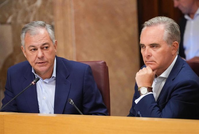 El alcalde de Sevilla, junto al portavoz del Gobierno local, en el pleno del debate del estado de la ciudad.